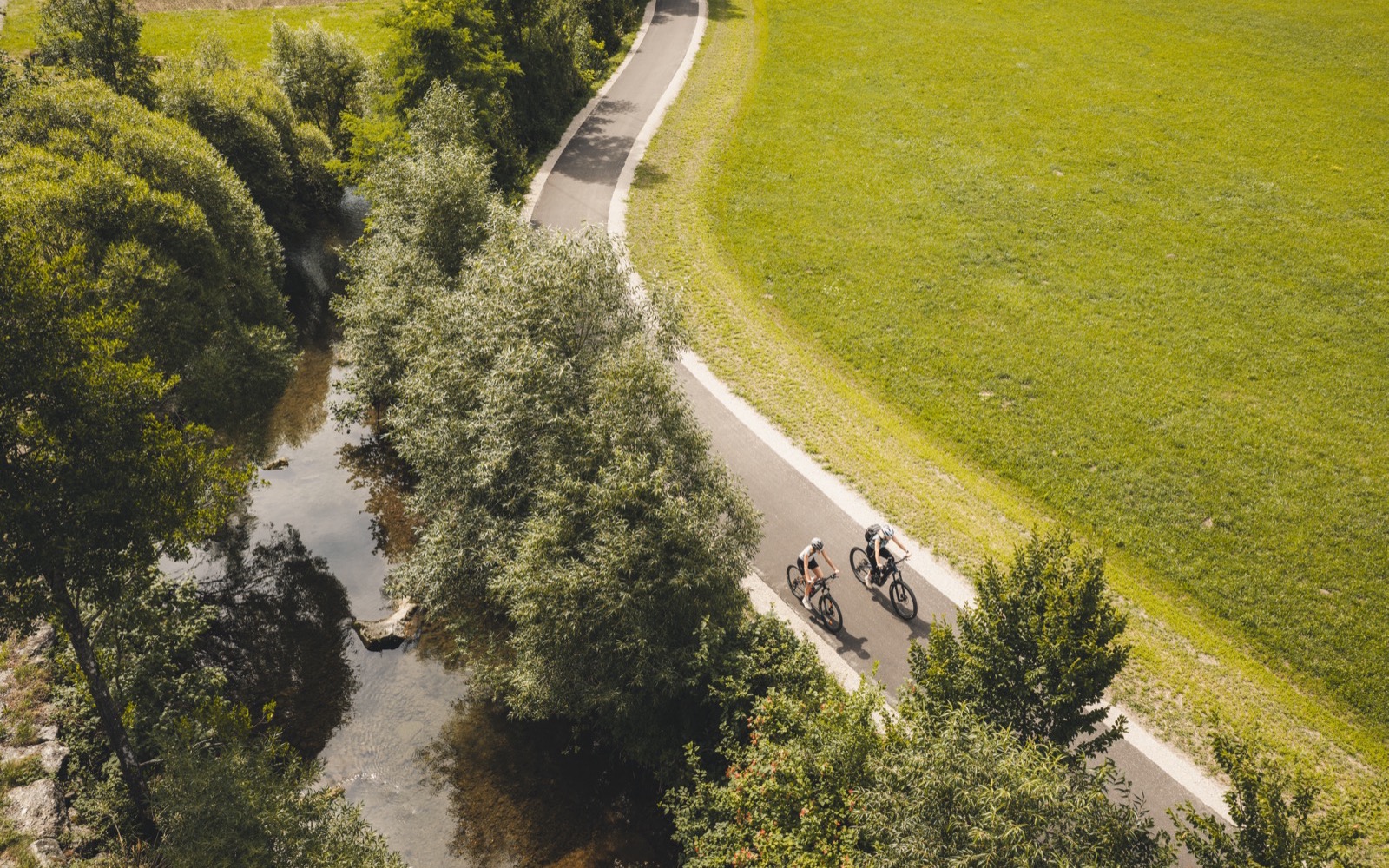 Radfahrer aus der Luft auf dem flachen Radweg entlang der Erlauf