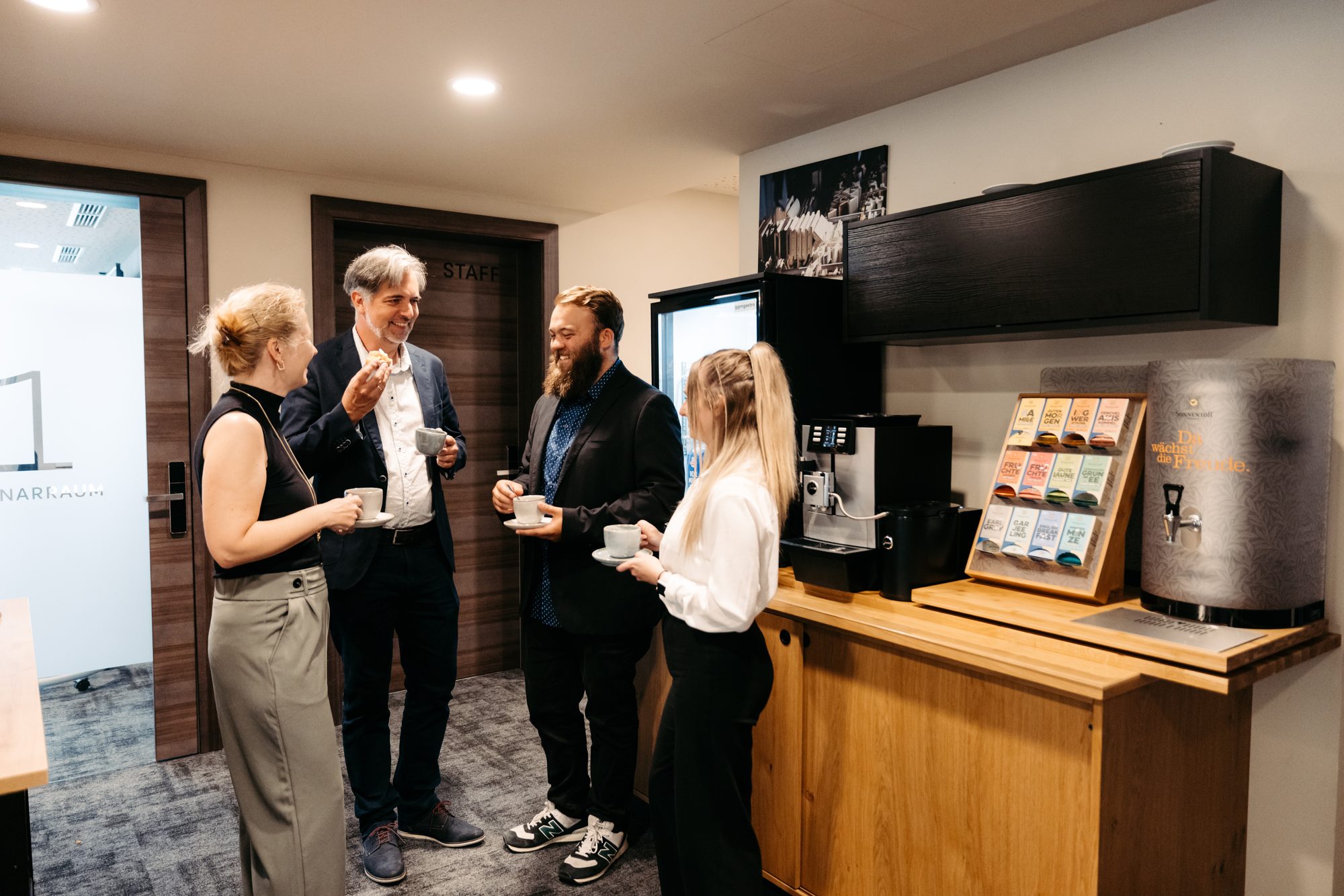 Kaffeepause im Foyer des Hafnerhotels, Gäste im Gespräch an der Kaffeestation