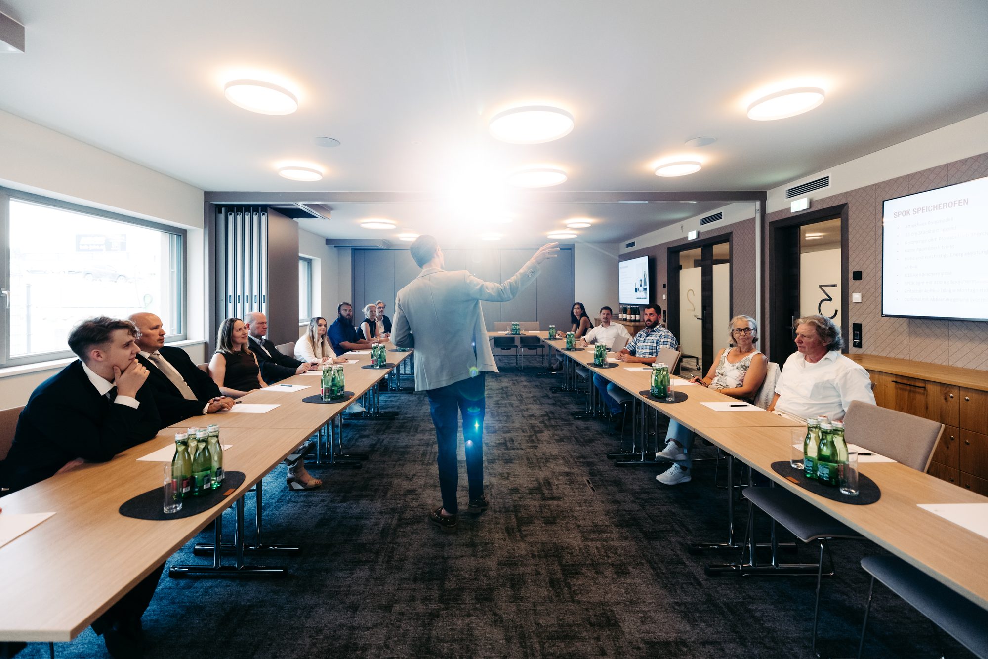 Zusammengelegte Seminarräume mit langer Tafel und Teilnehmern