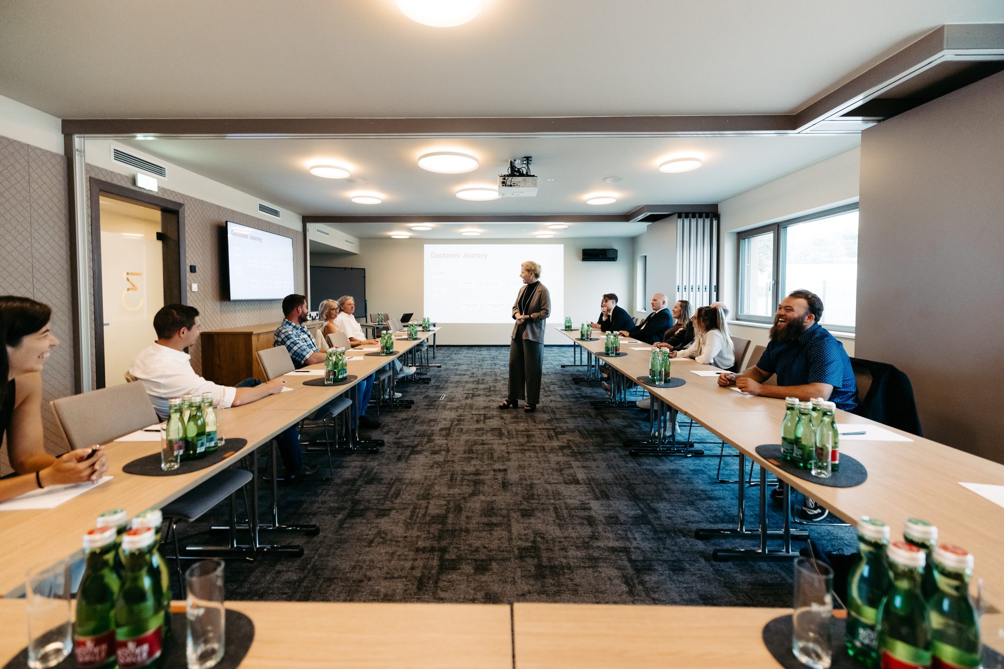Seminarraum im Hafnerhotel in U-Form bestuhlt, mit Leinwand und Tageslicht